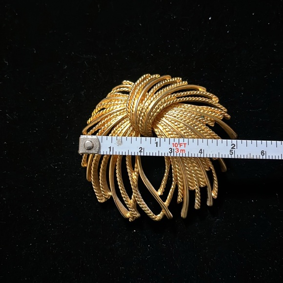 Gold Color Unique Design Brooch - Picture 16 of 16